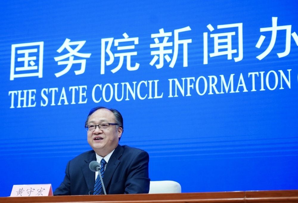5月22日，国务院新闻办邀请政府工作报告起草组负责人、国务院研究室主任黄守宏解读政府工作报告有关情况。新华社记者　陈建力　摄
