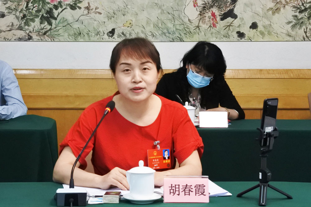 5月23日，全国人大代表胡春霞在参加分组审议政府工作报告时发言。新华社记者　吴雨　摄
